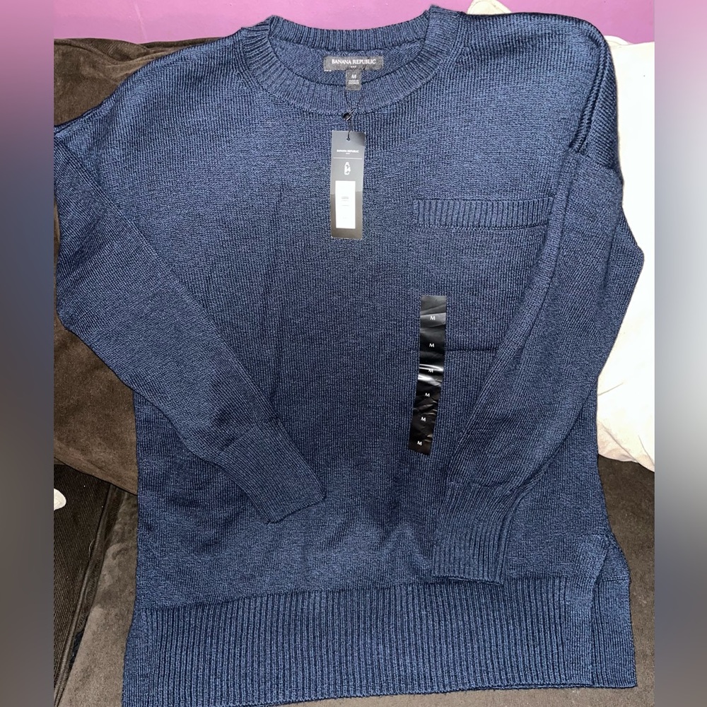 **NWT** Women’s Banana Republic soft knitted sweater. Sz M Navy Blue.